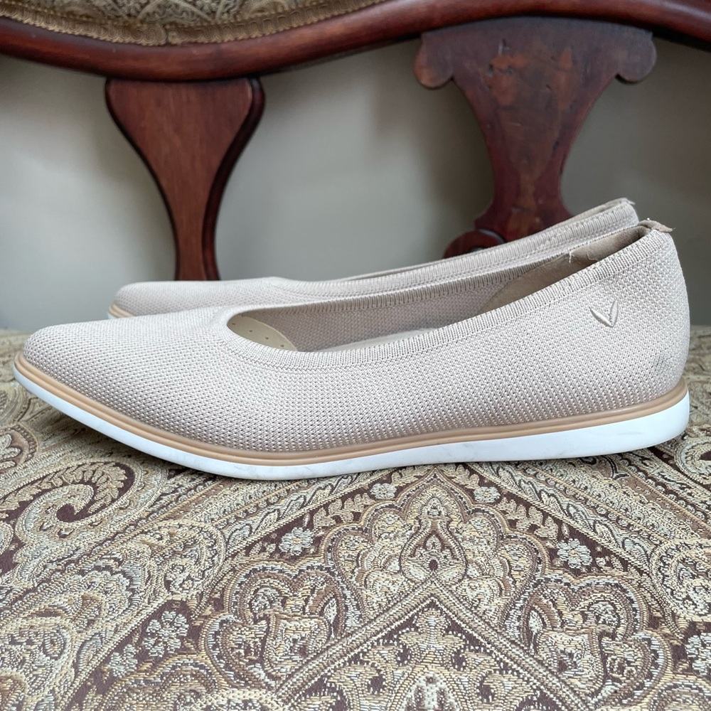 Vivaia Veronica Cream Point Toe All Day Standing Flats Comfortable Size 8 - Picture 4 of 16